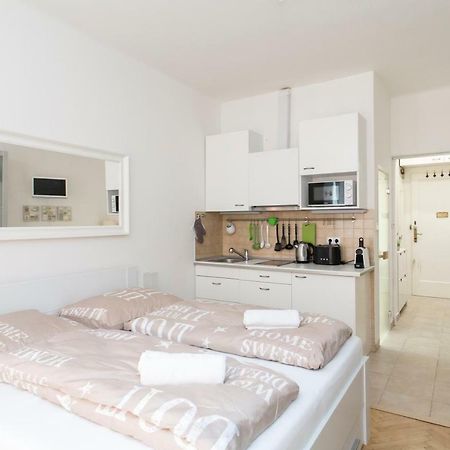 Cozy Studio With Parking Near City Center Prága Kültér fotó