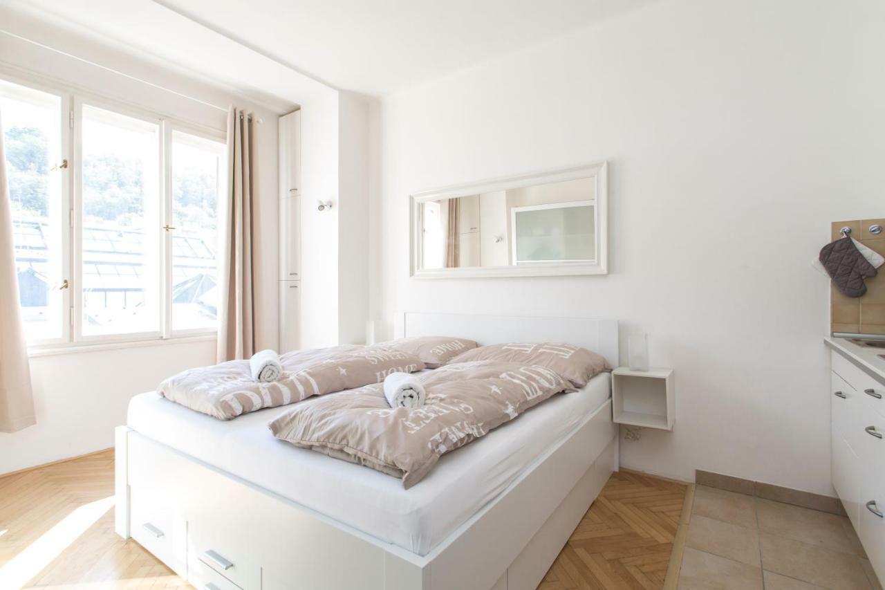 Cozy Studio With Parking Near City Center Prága Kültér fotó