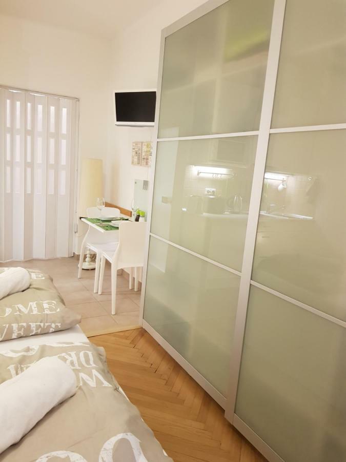 Cozy Studio With Parking Near City Center Prága Kültér fotó