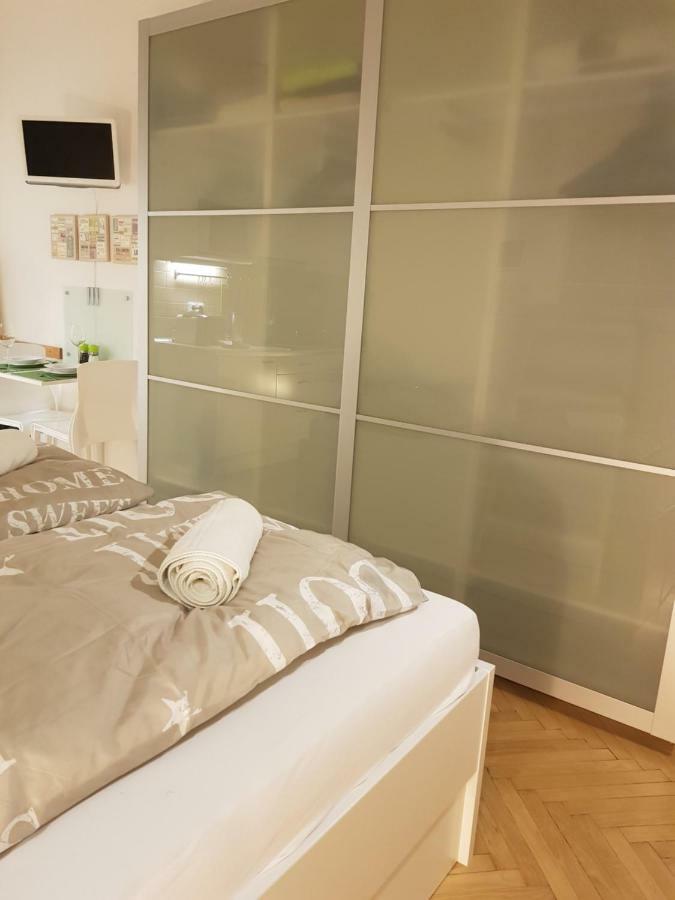 Cozy Studio With Parking Near City Center Prága Kültér fotó